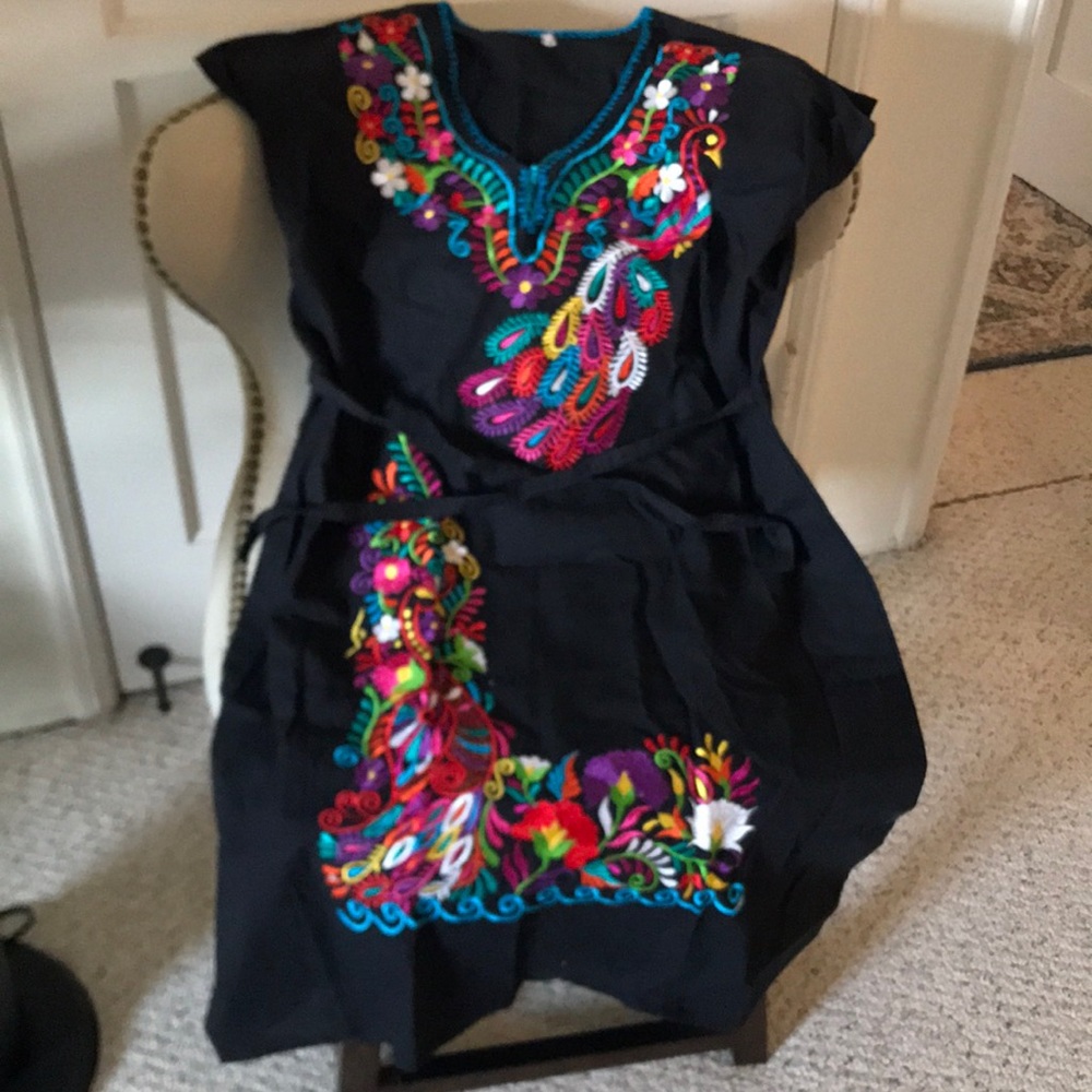 Embroidered Mexican Dress 🇲🇽
